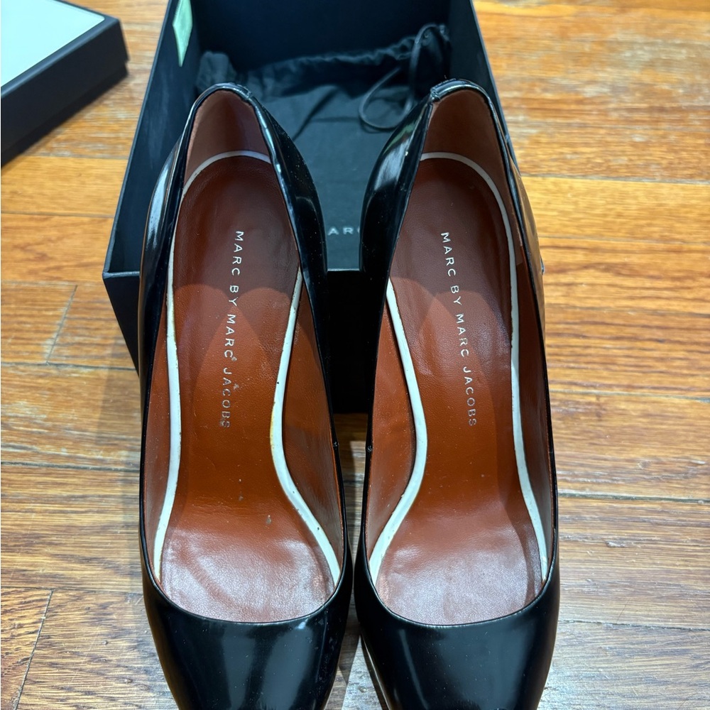 Marc Jacobs Black and Green Peep-Toe Heels - Picture 2 of 4